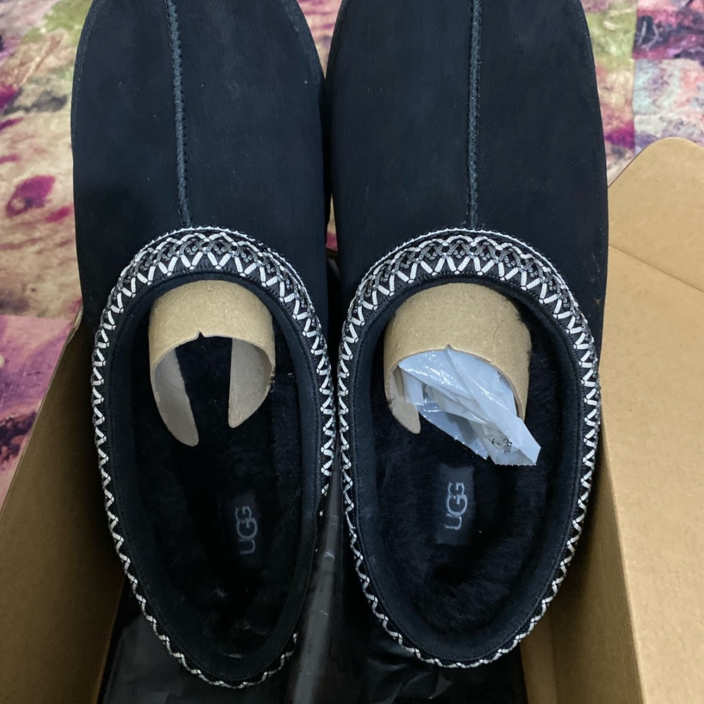Hello, it is a men's shoe, size 12, new, never used, from the ugg brand. - Picture 11 of 14